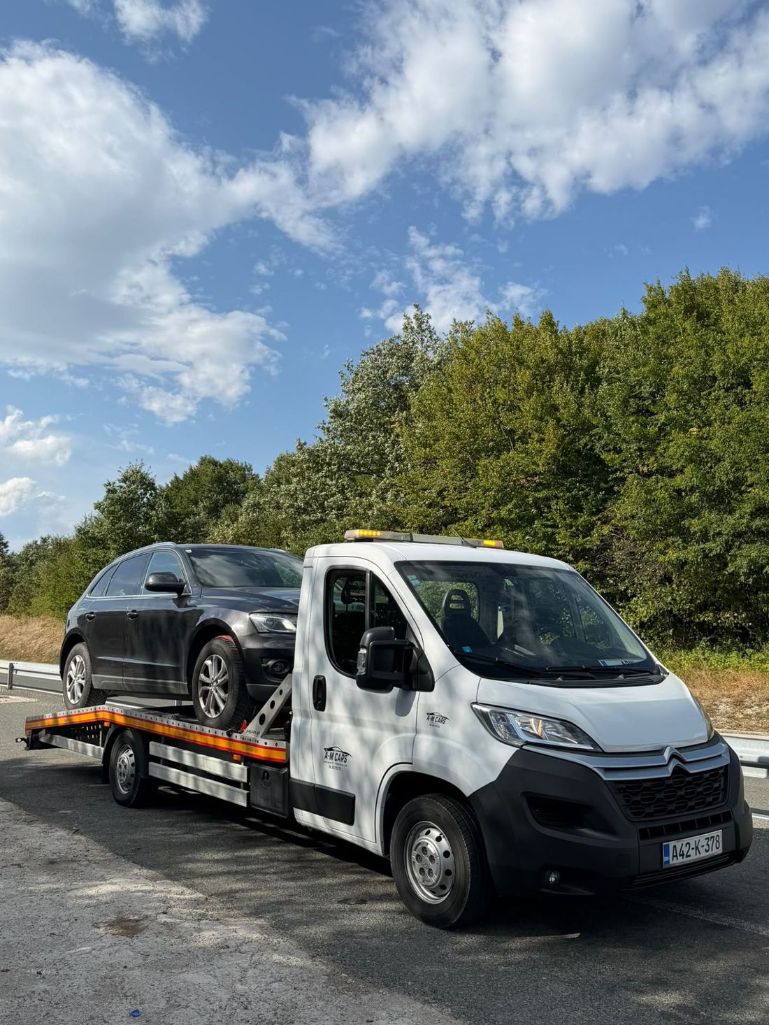 Šlep vozilo A-M CARS prevozi automobil na platformi
